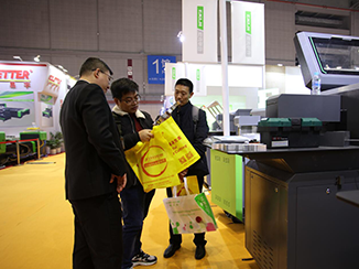 2019上海展，向客戶展示彎字機加工效果